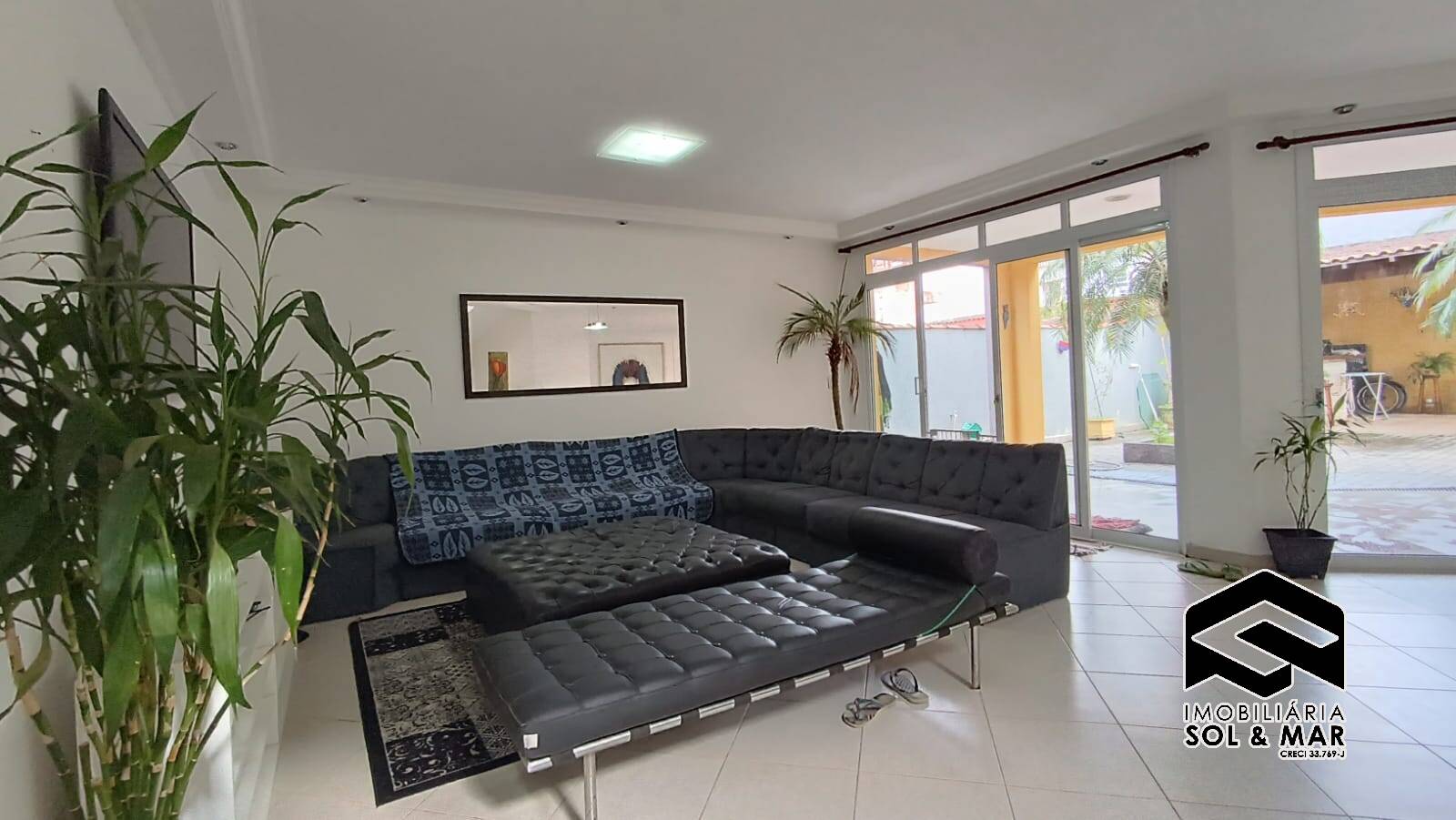 Casa à venda com 4 quartos, 230m² - Foto 1